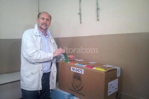 ELLITORAL_126276 |  Flavio Raina Cachi Martínez, en la Bialik. Miguel Torres del Sel, en la Facultad de Ingeniería Química. Omar Perotti votó a la misma hora, en Rafaela.