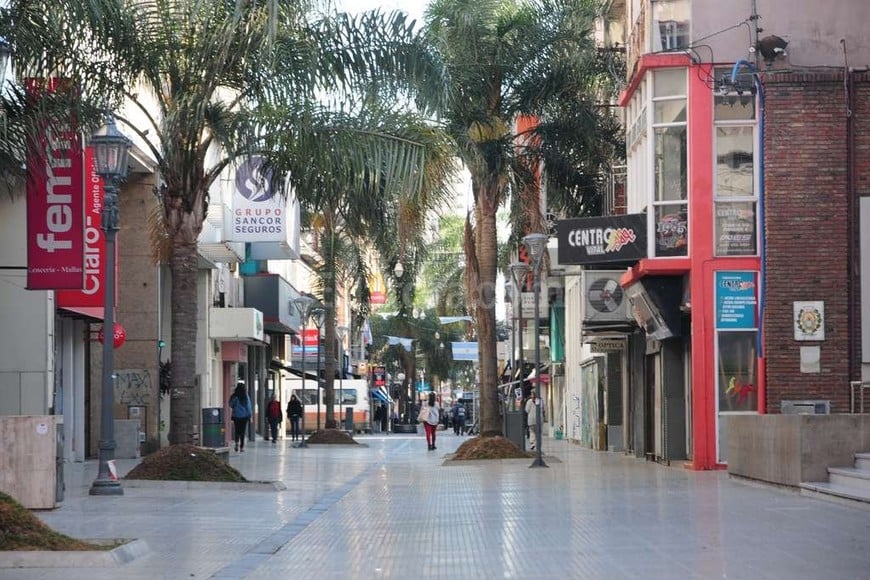 ELLITORAL_135131 |  Flavio Raina Semivacía . El movimiento comercial en la peatonal San Martín se restringió esta mañana por el feriado de los empleados de comercio.