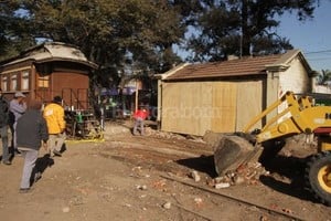 ELLITORAL_129215 |  Guillermo Di Salvatore Nuevo destino. Por dentro, el vagón está listo para comenzar a trabajar. Sólo deben restaurar algunas cuestiones del exterior que tiene que ver con el mejoramiento del espacio luego de la demolición. Tiene cocina propia, que sería de una capacidad suficiente como para atender la demanda de un bar.