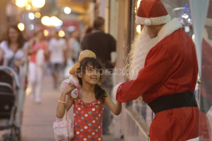 ELLITORAL_141761 |  Manuel Fabatía. Una sonrisa navideña. Muchas veces los niños, con su simpleza y espontaneidad, indican el camino de la no confrontación.