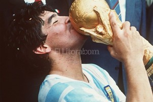 Archivo El Litoral Diego Maradona besa la Copa en el Azteca. México quiere volver a ser sede para 2026.