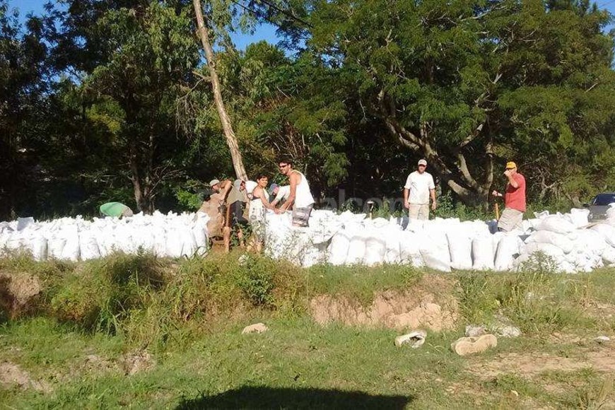 ELLITORAL_142294 |  Periodismo Ciudadano. El domingo los vecinos se juntaron a cargar bolsas con tierra para construir el muro de defensa.