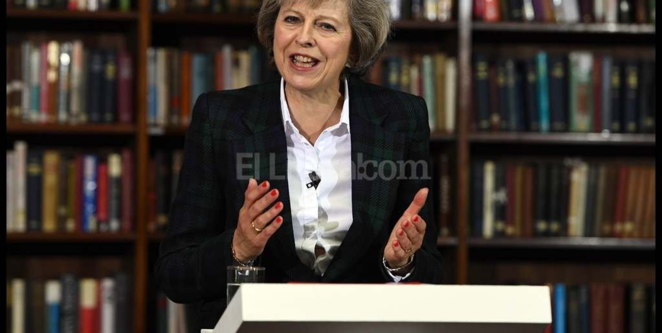 La reina Isabel II nombrará como nueva primera ministra de Reino Unido a Theresa May