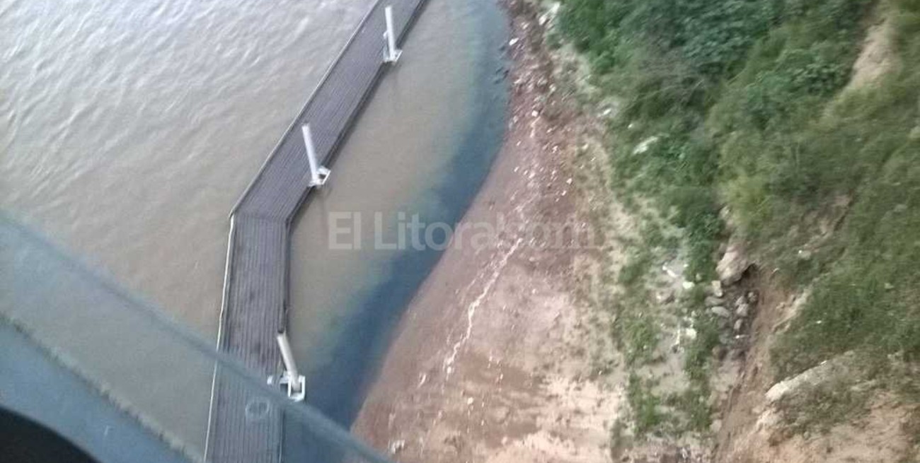 Arrojaron un líquido azul al río Paraná
