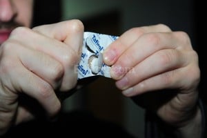 ELLITORAL_128378 |  Flavio Raina En el prospecto. Los medicamentos de venta libre, como ibuprofeno y paracetamol, incluyen en sus prospectos información detallada sobre el uso adecuado, así como de los posibles efectos adversos, tal como lo establece la Disposición 753/2012.