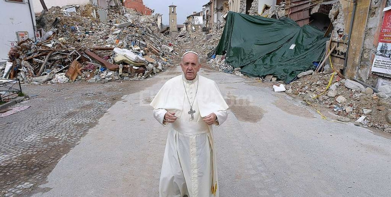 Sorpresiva visita del papa a localidades italianas devastadas por el terremoto