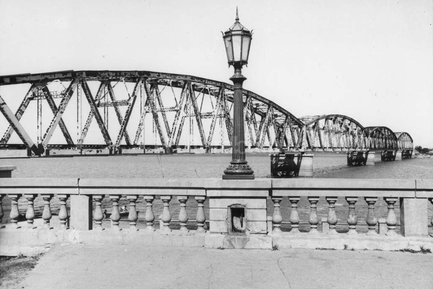 ELLITORAL_154741 |  Archivo El Litoral Puente ferroviario. Iba a Colastiné y Rincón. Se terminó en 1934, pero diez años después se desmanteló y solo quedaron los pilares.