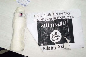 @visavistv Imagen de la bomba y el mensaje arrojados anoche en Macabi.