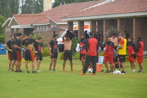 ELLITORAL_172499 |  Prensa Club Atlético Colón Silencio, habla el técnico. Los jugadores de Colón en un alto del último amistoso frente a Instituto de Córdoba. Eduardo Domínguez siempre es optimista.