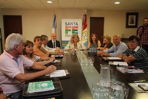 Pablo Aguirre Parece, pero no es. Los mismos actores que suelen reunirse en torno a la mesa paritaria, esta vez lo hicieron para discutir sobre la futura ley provincial de educación.
