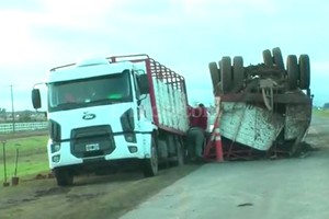 Captura de Video. El camión volcó luego de morder la banquina.