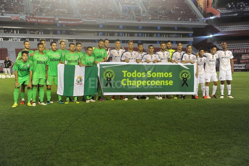 ELLITORAL_167694 |  Télam El homenaje de los jugadores a sus colegas del Chapecoense se vió empañado por la barra brava de Independiente