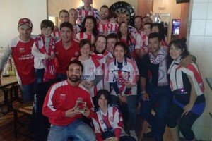 Gentileza Prensa Unión Sangre tatengue. Todos los rojiblancos europeos posando con sus colores en el Viejo Continente.