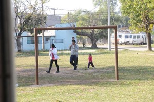 Flavio Raina Un potrero en el barrio. Como Pompeya Oeste carece de espacios verdes, la parroquia destinó parte de su predio a una canchita. La idea es que los chicos encuentren allí un lugar donde divertirse y realizar actividad física