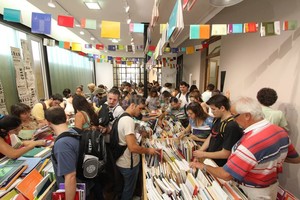 Guillermo Di Salvatore Muchos estudiantes universitarios soportaron el calor con tal de poder hacerse con títulos de destacados autores e investigadores.