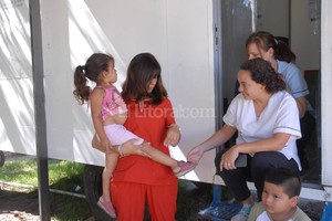 Flavio Raina Contención. En la localidad costera, las profesionales de la salud trabajan de la mejor manera posible para asistir médicamente y contener a los evacuados.