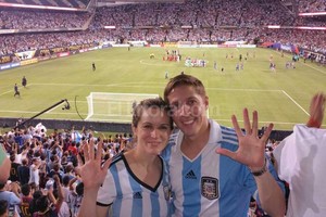 ELLITORAL_154086 |  El Litoral Leandro Grimaldi y su novia María Agustina en el Soldier Field de Chicago, luego del 5 a 0.  Con  ella nos conocimos acá, porque es argentina pero sus padres se vinieron hace más de 20 años a  Estados Unidos y ella era muy chiquita , cuenta.