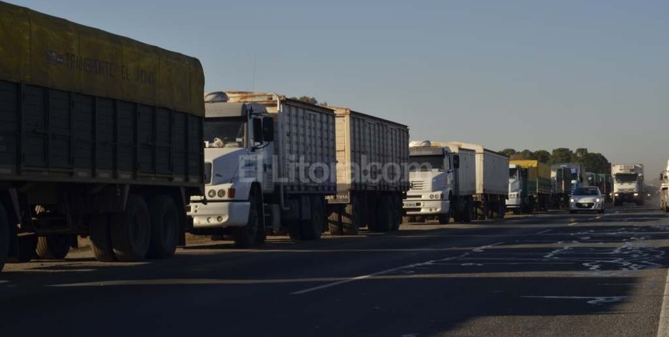 Transportistas de cereales iniciaron un paro por tiempo indeterminado