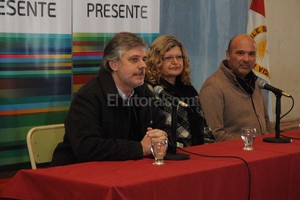 Guillermo Di Salvatore Pablo Vozza, Claudia Balagué y Carlos Battaino, en la ceremonia que se desarrolló ayer en la Escuela Técnica Esteban Echeverría.