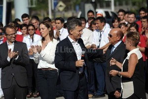 Telam El presidente Mauricio Macri saluda al supermercadista Alfredo Coto esta mañana en el acto de inauguración de una de sus sucursales.