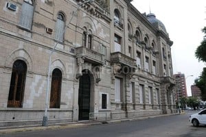 ELLITORAL_129468 |  Guillermo Di Salvatore El edificio hoy. El anexo de Casa de Gobierno alojará 10 ministerios. La inversión está estimada en $ 73.500.000. Pero antes, deberán demoler el resto de la  Jirafa .