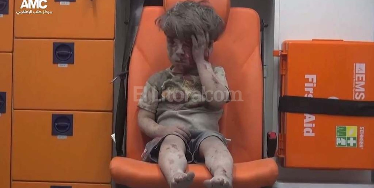 El niño que sobrevivió a los bombardeos, el símbolo del horror en Siria