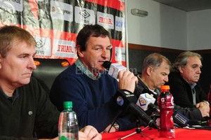 ELLITORAL_130361 |  Flavio Raina Godano y su gente. Una de las últimas conferencias de prensa del Club Atlético Colón, con Víctor Godano haciendo uso de la palabra como presidente. Ayer, en declaraciones radiales, el  Bicho  reconoció que modificarán el estatuto para acortar el actual mandato y llamar a elecciones en diciembre de este año.