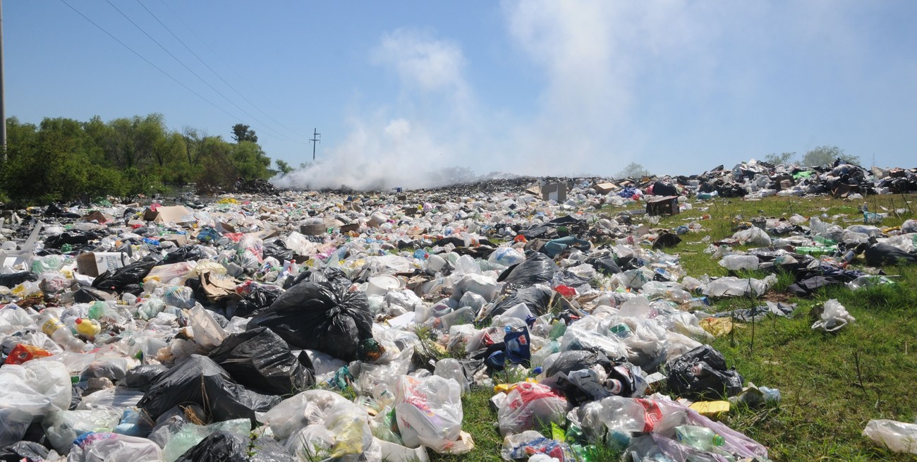 En Rincón, el municipio sigue arrojando basura en el terraplén 