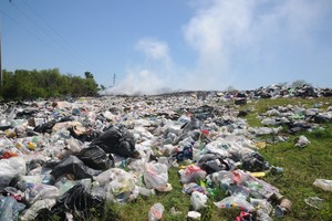 ELLITORAL_143641 |  Guillermo Di Salvatore También humo. La cantidad de basura en la costa de la laguna,  en San José del Rincón, es alarmante. Además el humo resulta insoportable.