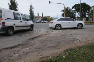 ELLITORAL_150929 |  Flavio Raina Los conductores tratan de esquivar los profundos pozos en Iturraspe en dirección hacia la autopista.