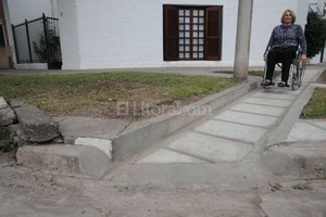 ELLITORAL_127335 |  Luis Cetraro Se pagó la rampa. Alicia Lorenzi hizo construir una rampa en la esquina de su casa.