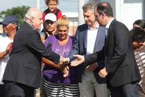 ELLITORAL_172505 |  Mauricio Garín ¿Piedra papel o tijera? El presidente Mauricio Macri compartió el estrado con el gobernador Miguel Lifschitz y el intendente José Corral. Un saludo de tres junto a los beneficiarios de un plan de viviendas.