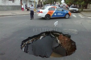 ELLITORAL_171728 | Periodismo ciudadano El pozo que se abrió en Dorrego y Balcarce el domingo a la tarde