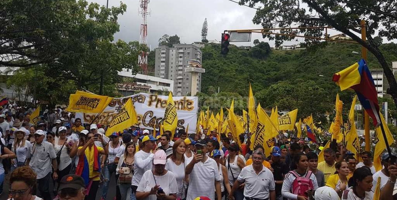 Video: miles de venezolanos marchan contra y a favor del gobierno de Maduro