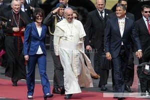 Telam El Papa Francisco fue recibido en Quito por el presidente de Ecuador Rafael Correa.