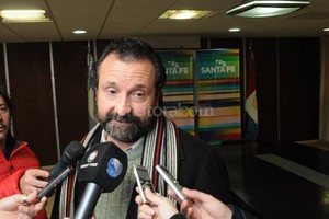 Flavio Raina Conferencia. Rafael Bono afirmó que la cartera educativa provincial contribuirá a la investigación jurídica sobre el caso.