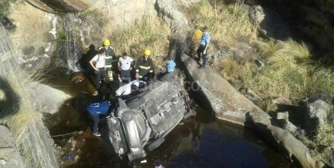 4 personas murieron tras desbarrancarse un automóvil en las Altas Cumbres