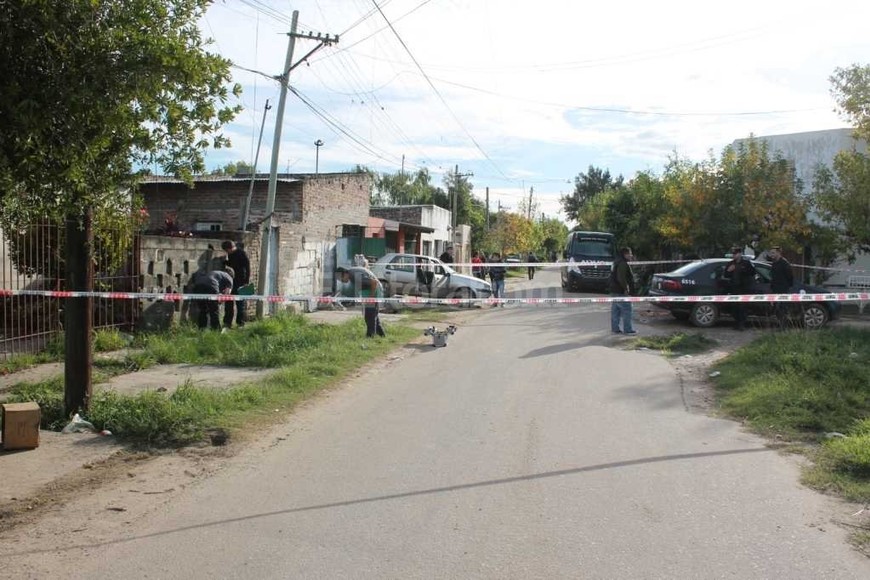 ELLITORAL_150768 |  El Litoral 1- El último. Este jueves a la tarde un joven fue asesinado en barrio San Lorenzo. Se llamaba Kevin Ramallo (21). Recibió dos tiros en la cabeza y otros dos en el abdómen. Lo trasladaron al hospital Cullen pero arribó ya fallecido.
