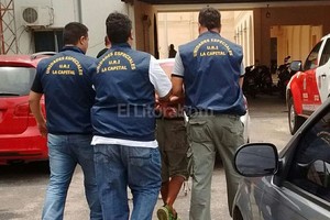 El Litoral Personal policial escolta al sospechoso apodado Tetu.