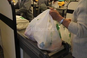 ELLITORAL_159339 |  Archivo El Litoral En la ciudad los supermercados cuentan con cajas ecológicas pero la mayoría de los clientes sigue comprando con bolsas sintéticas.