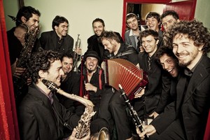 Gentileza Producción a Sonora Marta la Reina es una orquesta que interpreta cumbia, chamamé, vallenato, guaraña, porro, merengue y otros aires de América. Se presentará el 19 de febrero.