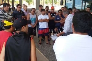 ELLITORAL_173103 |  Portal Ceres Diario Movilizados. Los trabajadores despedidos se congregaron y esperan ahora la solución a un conflicto que parece estar en un callejón sin salida.