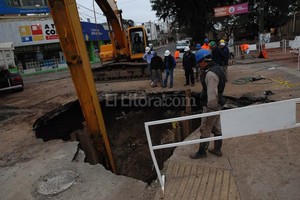 ELLITORAL_131183 |  Flavio Raina (Archivo) El último gran socavón en la ciudad es el de bulevar y Rivadavia, que todavía está en reparación