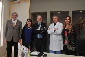 Guillermo Di Salvatore Los doctores Fernando Faccio, Lilia Lugo, José María Lastiri, Carlos Sarsotti y María Gabriela Calafell del Instituto de Oncología del Grupo San Gerónimo.