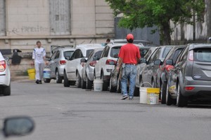 ELLITORAL_172696 |  Flavio Raina /Archivo El Litoral Cuidadores de vehículos con baldes con agua para lavar autos, en inmediaciones del viejo Hospital Italiano.