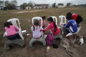 Mauricio Garín Son chicos y quieren jugar. Noelia, Yuliza, Nicole y David, los cuatro chicos que estaban  practicando las letras  en el predio donde desean tanto un espacio con juegos.