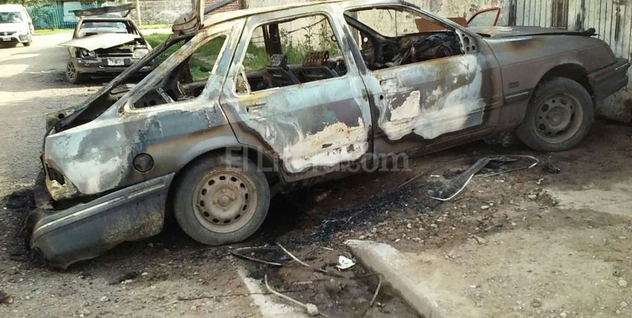 Furia quemacoches: atacaron cuatro autos 
