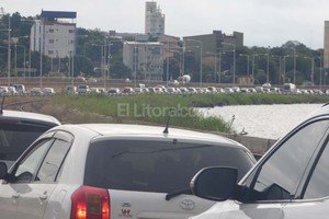 Misiones Online Los automovilistas hicieron hasta 4 horas de cola para cruzar el puente de Encarnación.