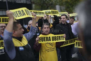 ELLITORAL_149796 |  Agencia EFE Taxistas protestaban hoy en Capital Federal contra la llegada de la aplicación de servicios de transporte Uber. Pese a que fue prohibida por la justicia argentina, la app continúa operando.