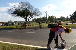 ELLITORAL_128140 |  Paloma Dozo areas de pintado y limpieza frente al edifcio de la Conmebol y en cercanías del aeropuerto